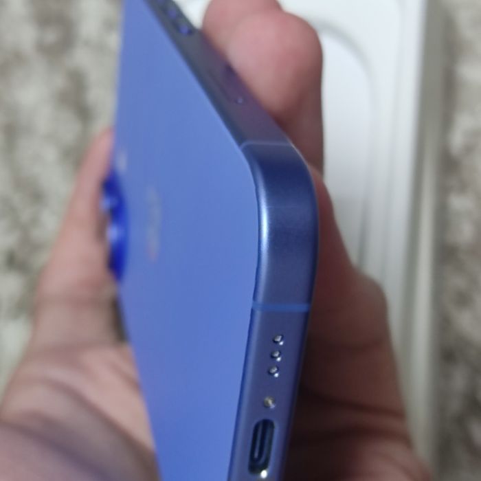 Apple iPhone 16 ultramarine