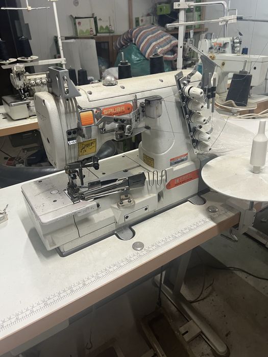Швейная машина китайская использована в цеху для шитья трикотажных изд
