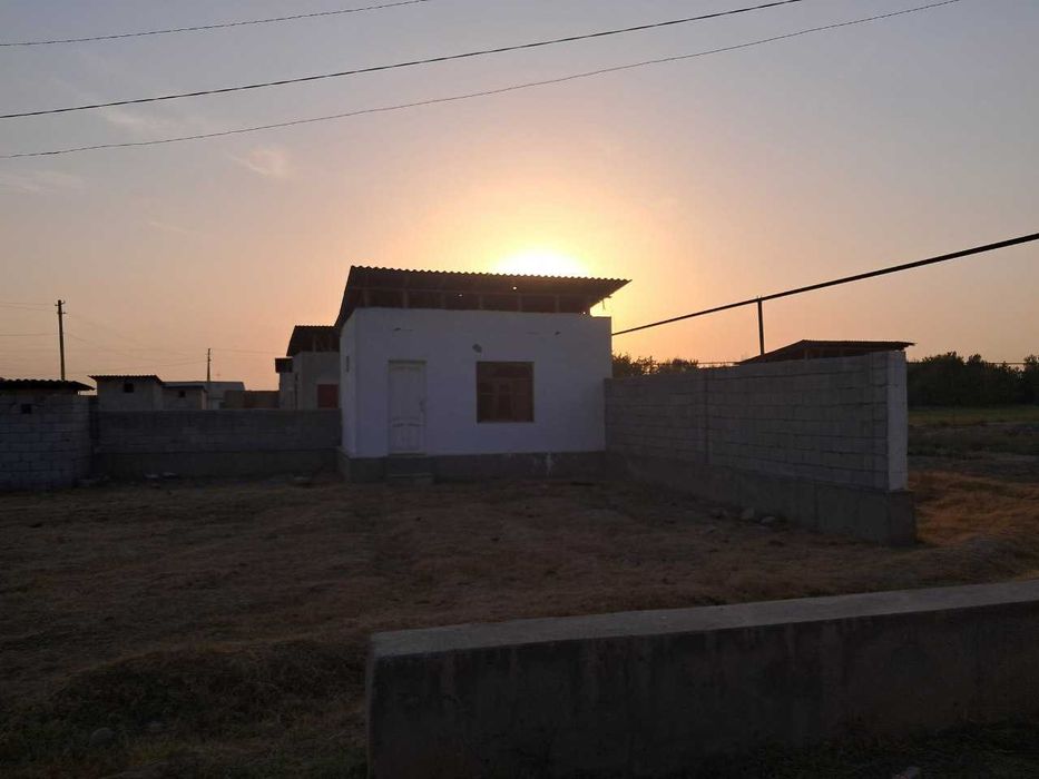 Hovli uy sotiladi. Quvada joylashgan