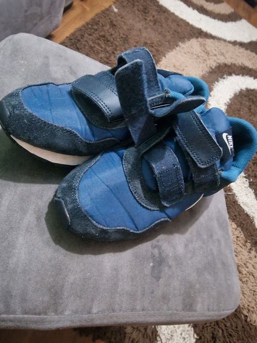 Adidași de vânzare