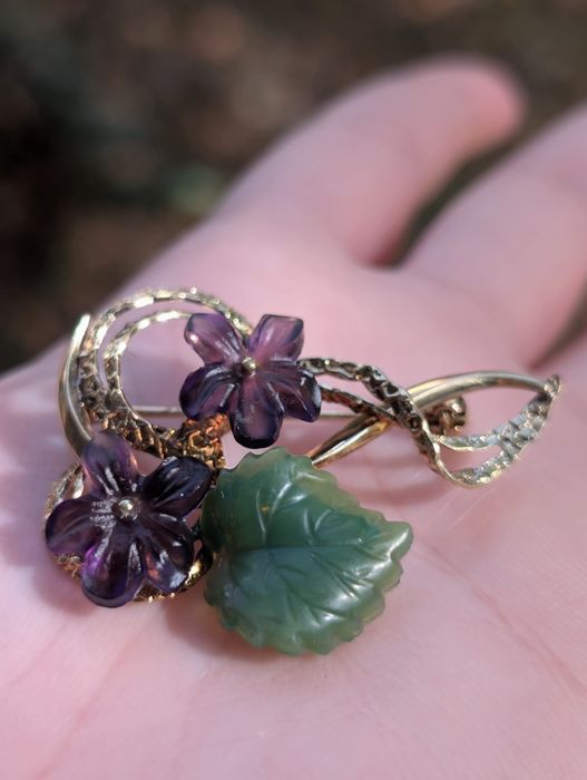 Veche broșe buchet de violete, petale sculptate din ametist, jad nefrit verde, placat cu aur