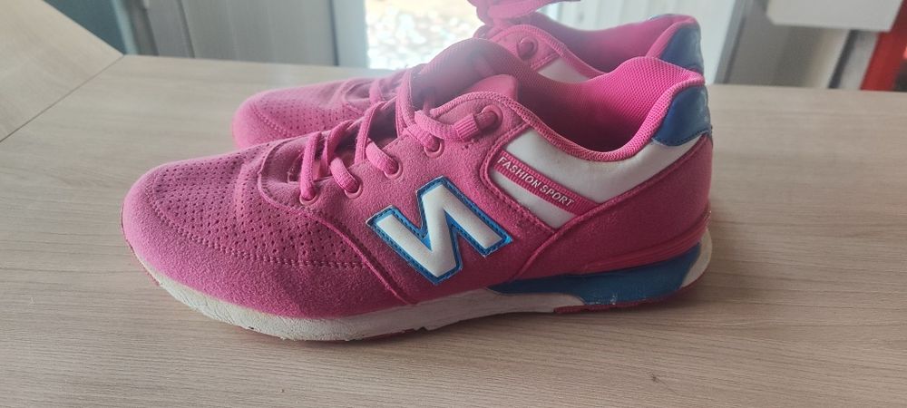 Кроссовки женские