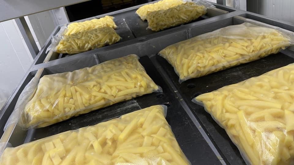 Cartofi proaspeti si legume vidate, cartofi curatati si legume curatat