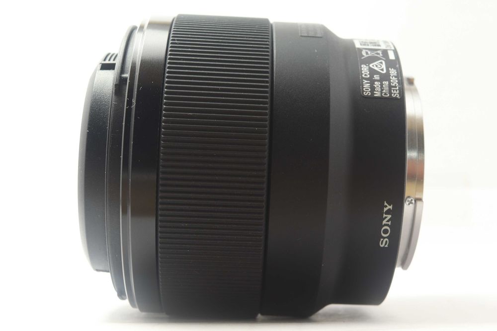 Vând obiectiv Sony FE 50mm f/1.8 pentru montură Sony E, full-frame, în stare excelentă, practic ca nou.