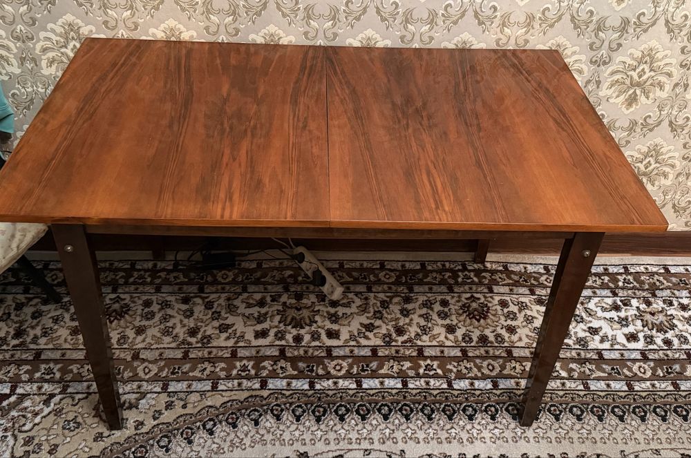 Стол обеденный.