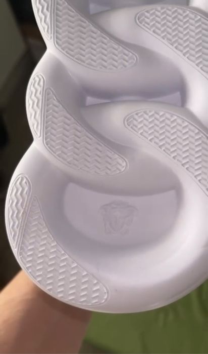 versace chain reaction