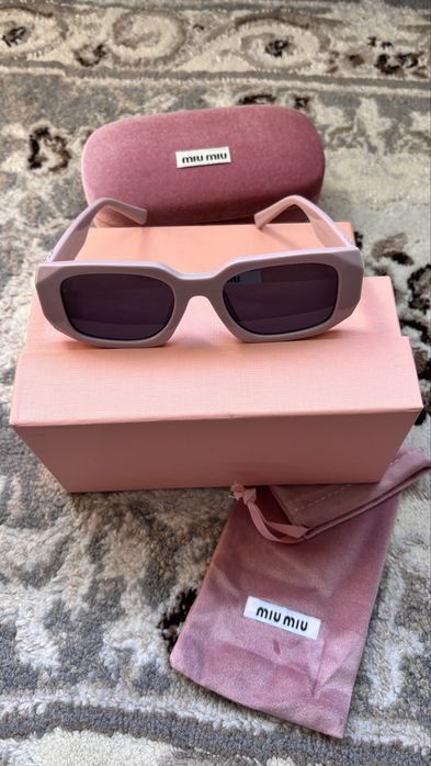 Ochelari Miu Miu Roz “perfecti pentru un cadou”