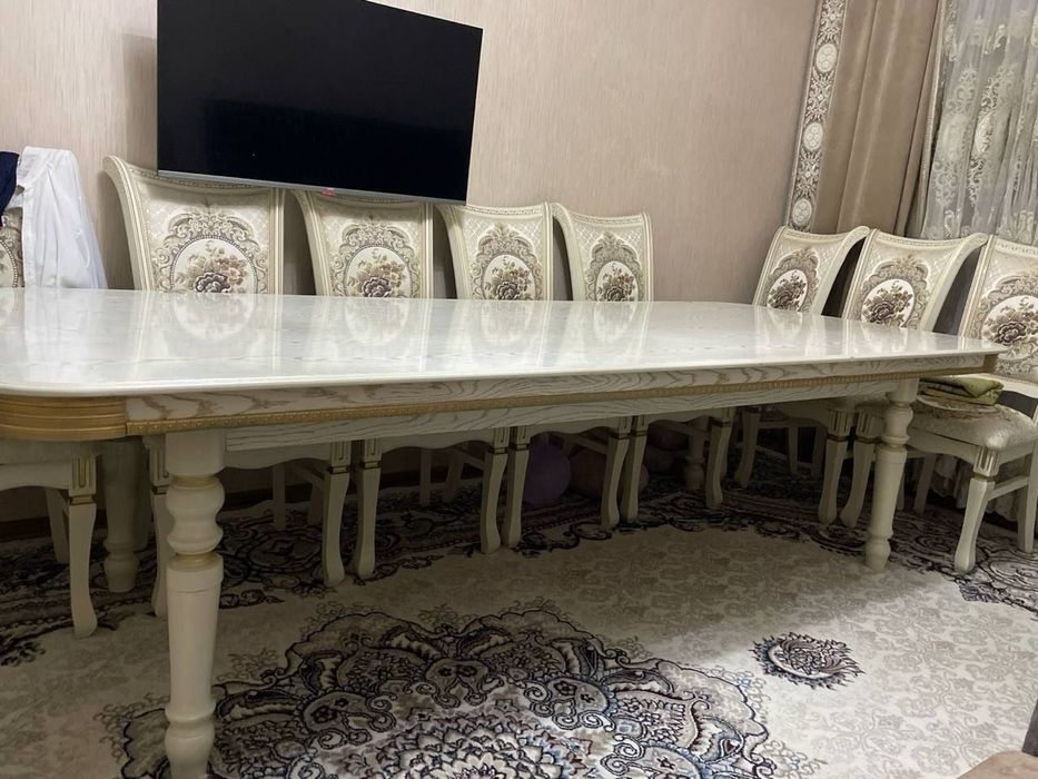 Продаётся стол и 12 стулья. В отличном состояние