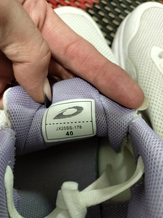 Срочно продам кроссовки