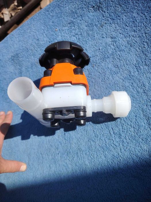 Valvă industrială din material plastic rezistent la substanțe chimice