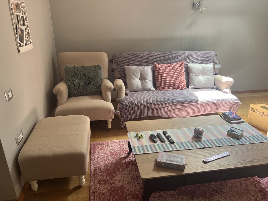 Canapea, fotoliu si taburet