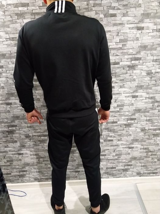 Спортен екип от памук или полиамид.