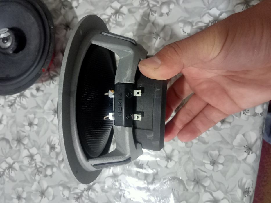 Продам 2-шт разные калонки Hertz в хорошем состоянии.