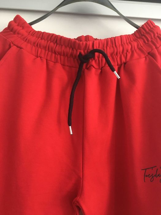 Черен комплект, Червен спортен комплект