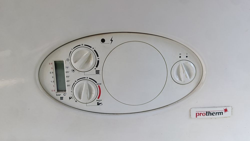 Centrala termica Protherm + 4 calorifere în stare bună de funcționare.