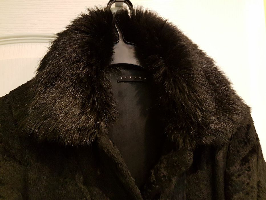 Продавам палто с къс косъм на фирмата Sisly