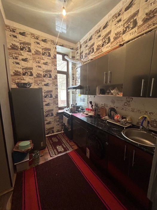 Продается 3 комнатная квартира  1 этаж  2 этажного дома