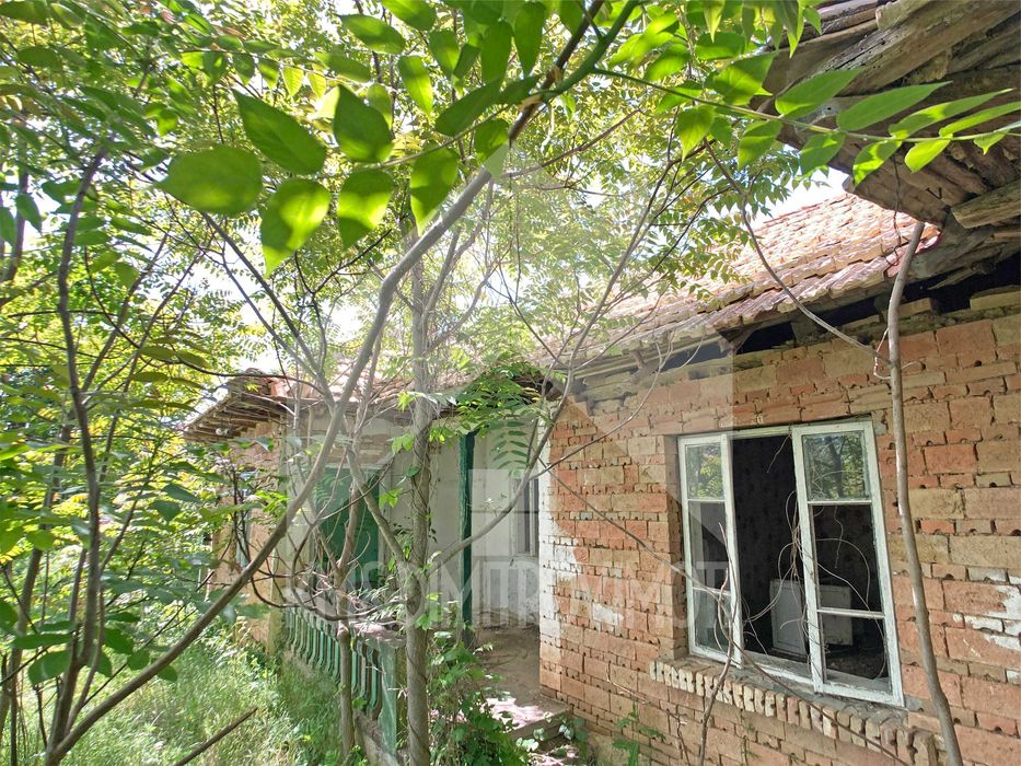 Продава ТУХЛЕНА селска къща на 15 км от града (общ. Нови пазар, Шумен)