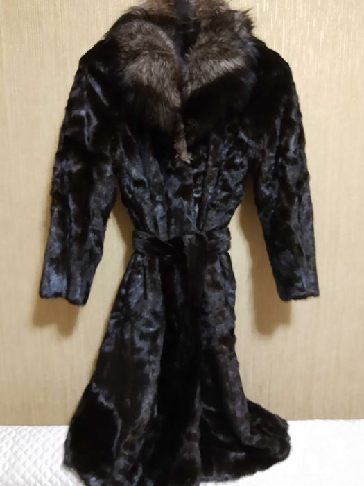 Палто,лукс,цели кожи с яка от сребърна лисица ,качество,класа,ДОГОВАРЯ