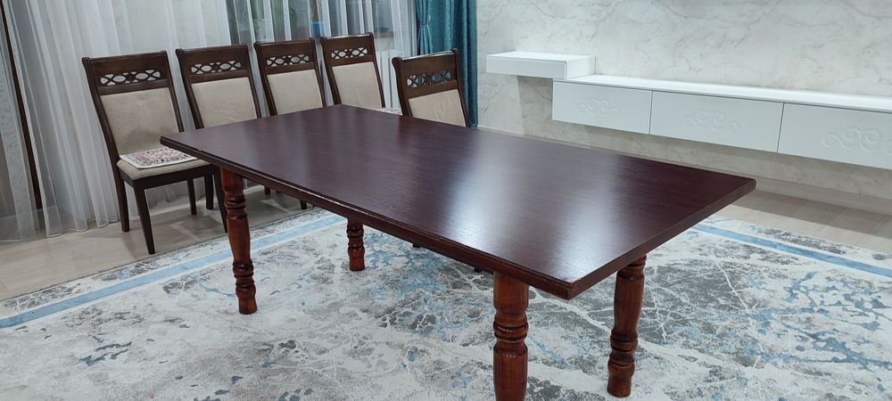 Продается качественный деревянный стол