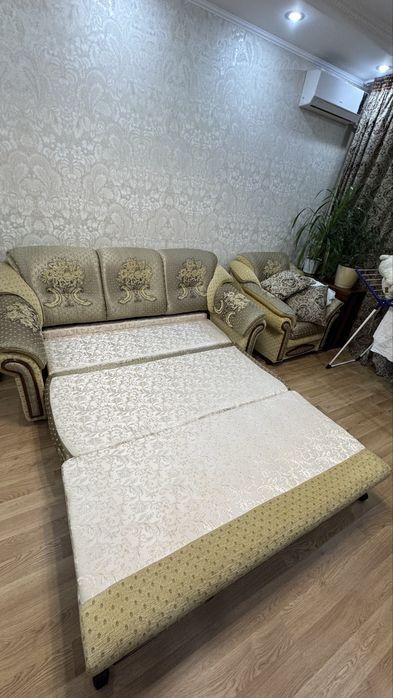 Шикарный диван + два кресла