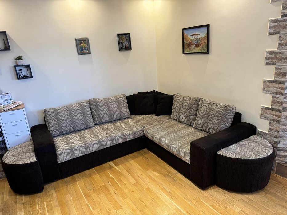 Голям стабилен диван, разтегателен, ъглов,с ракла, табуретки 250/220sm