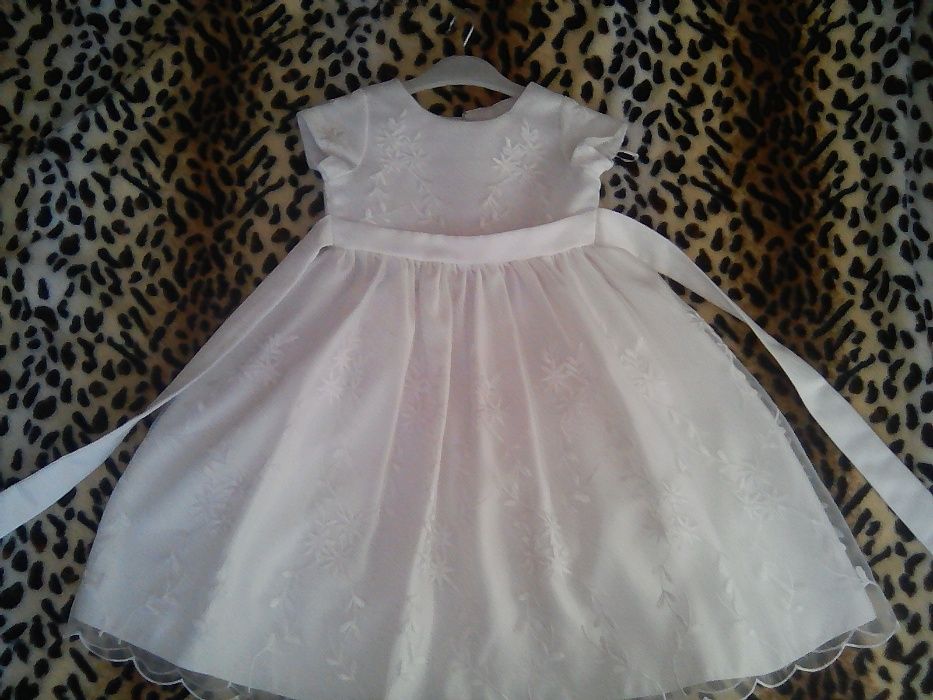 Продам нарядное белое платье.