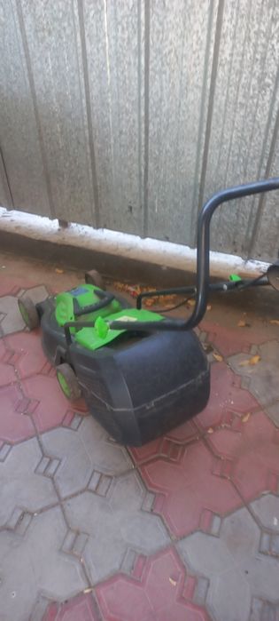 Продам газонокосилку