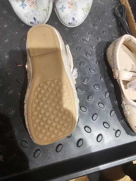 Продам туфли детские новые .