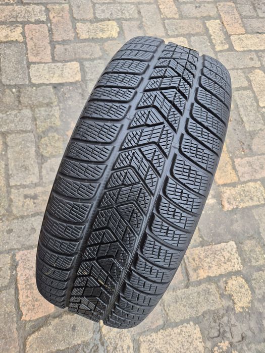 O bucată 235/55 R19 M+S iarnă - una  Pirelli