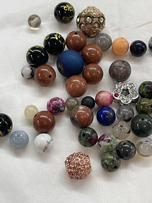 Естествени камъни и материали за гривни и бижута