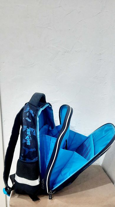 Продам рюкзак школьный б/у
