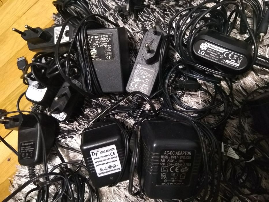 Зарядни за телефони/ адаптери
