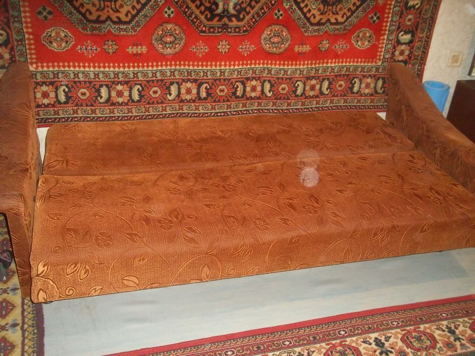 Продаётся комплект-диван плюс 2 кресла