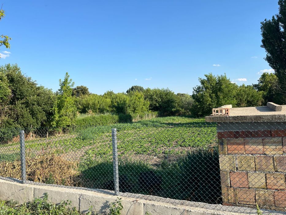 Дворно място до главен път