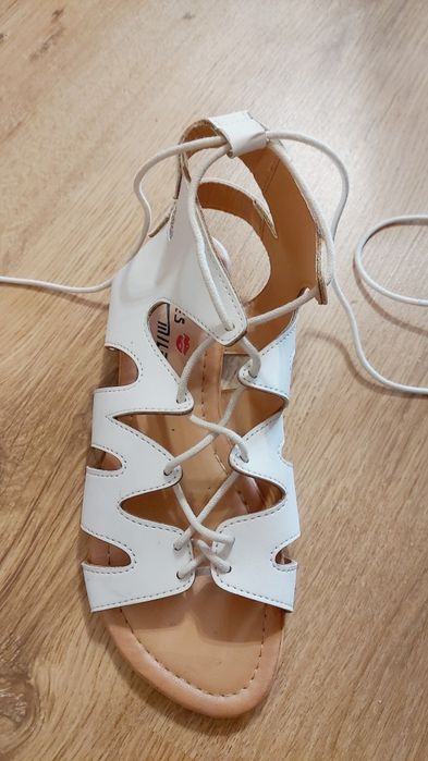 Бели сандали с връзки