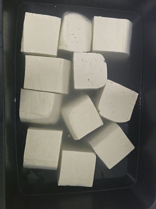 Vând brânza proaspătă de oaie