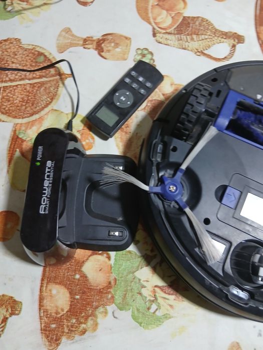 Робот пылесос рабочий.