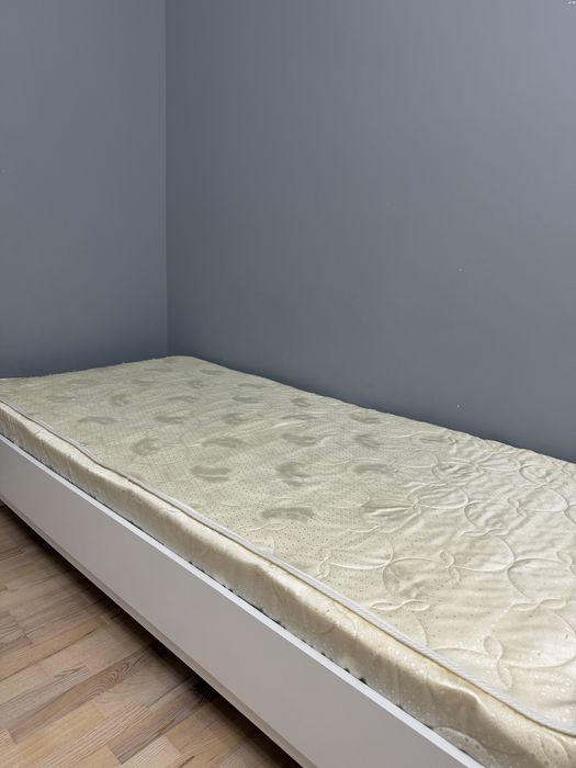 Продам кровать 200/90 см. С матрасом.