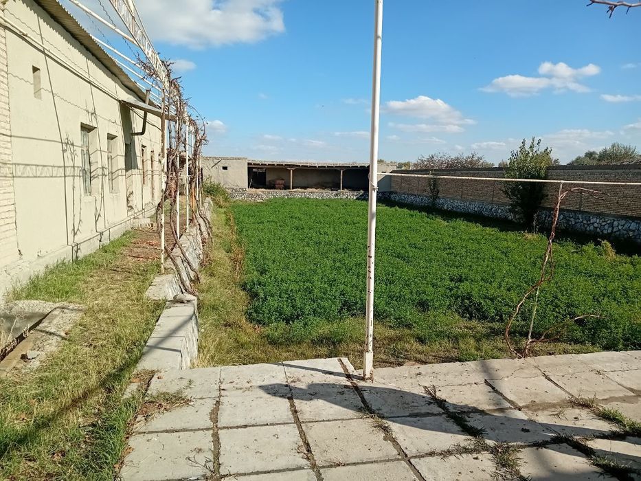 Uy sotiladi uchastka