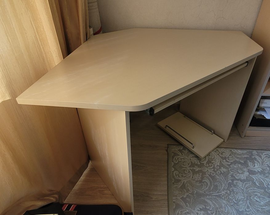 Компьютерный стол с выдвижной  подставкой для клавиатуры + подставка