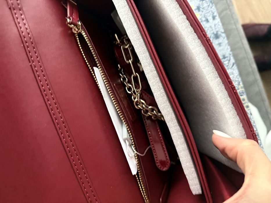 Дамска чанта естествен тъмночервен лак