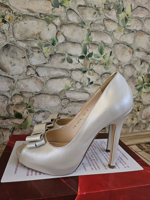 Pantofi de damă cu toc, din piele