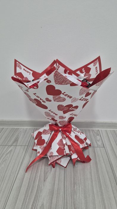 Buchet lucrat manual de 17 trandafiri din saten