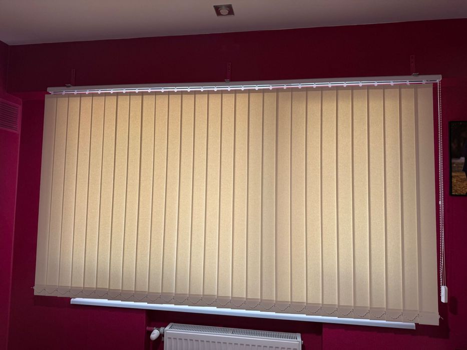 Вертикални щори в светъл цвят