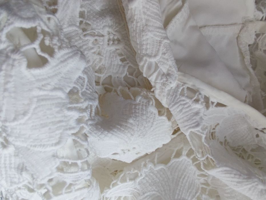 Бяла дантелена рокля