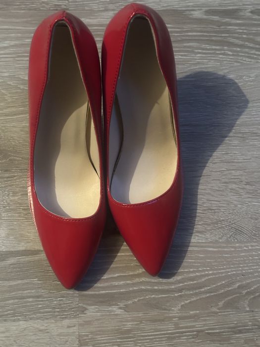 Pantofi sandale cu toc elegante mărimea 35,36, și 37