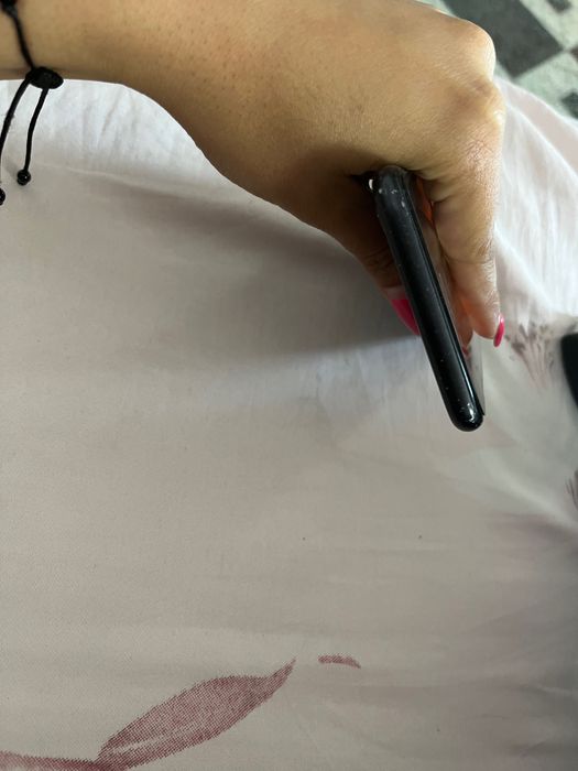 Продавам IPhone SE