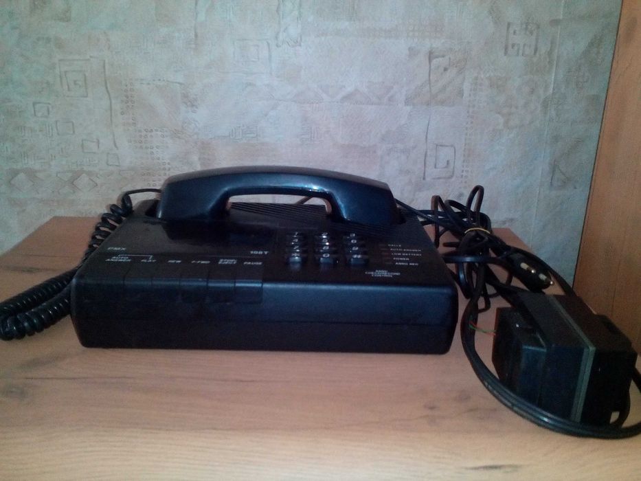 Стационарен цифров телефон със секретар