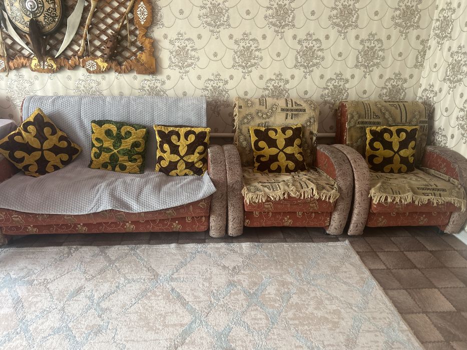 Диван с двумя креслами